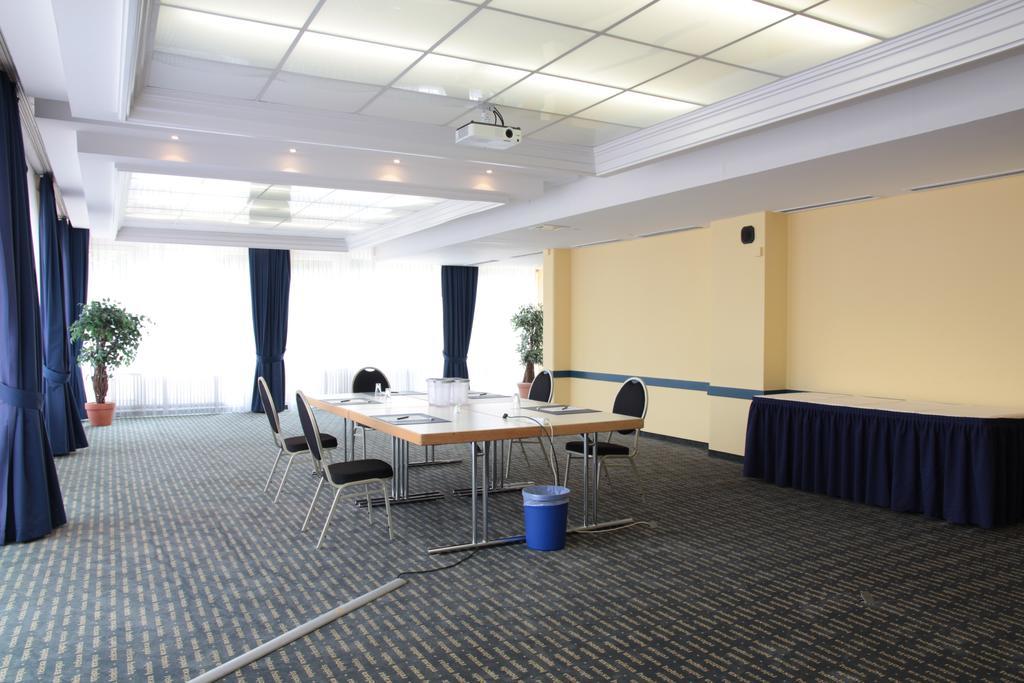 Relexa Hotel Bad Salzdetfurth Buitenkant foto